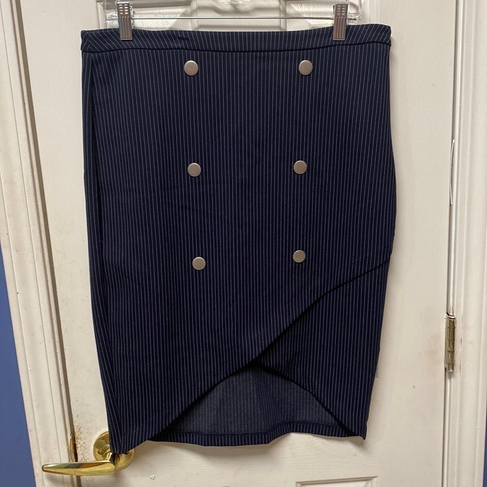 Womens Comfy Navy Blue Striped
Cato Flat Front Skirt Size 10 Very cute 
Mini